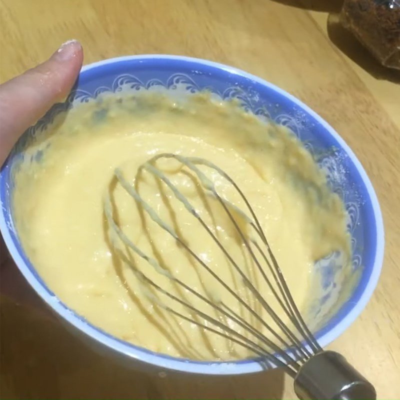 Trộn đều lòng đỏ trứng, sữa và dầu ăn cho cốt bánh bông lan