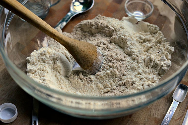 Trộn đều nguyên liệu khô khi dùng chất gây nở