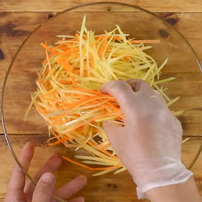 Trộn gỏi đu đủ cà rốt ăn kèm bánh mì bò nướng bơ