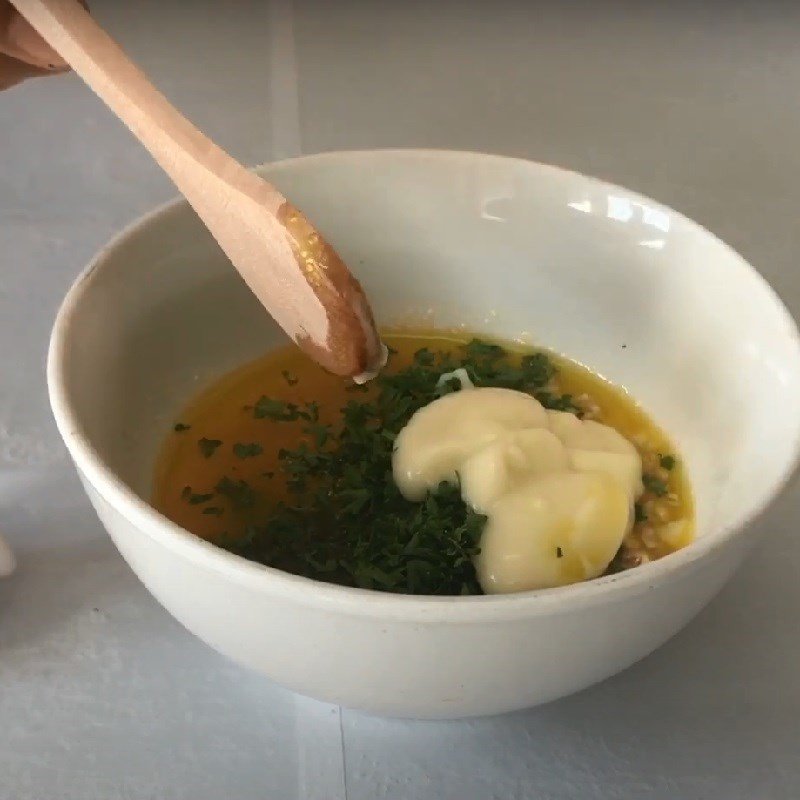 Trộn hỗn hợp sốt bơ tỏi trong chén, bước đầu tiên trong cách làm bánh mì bơ tỏi bằng chảo