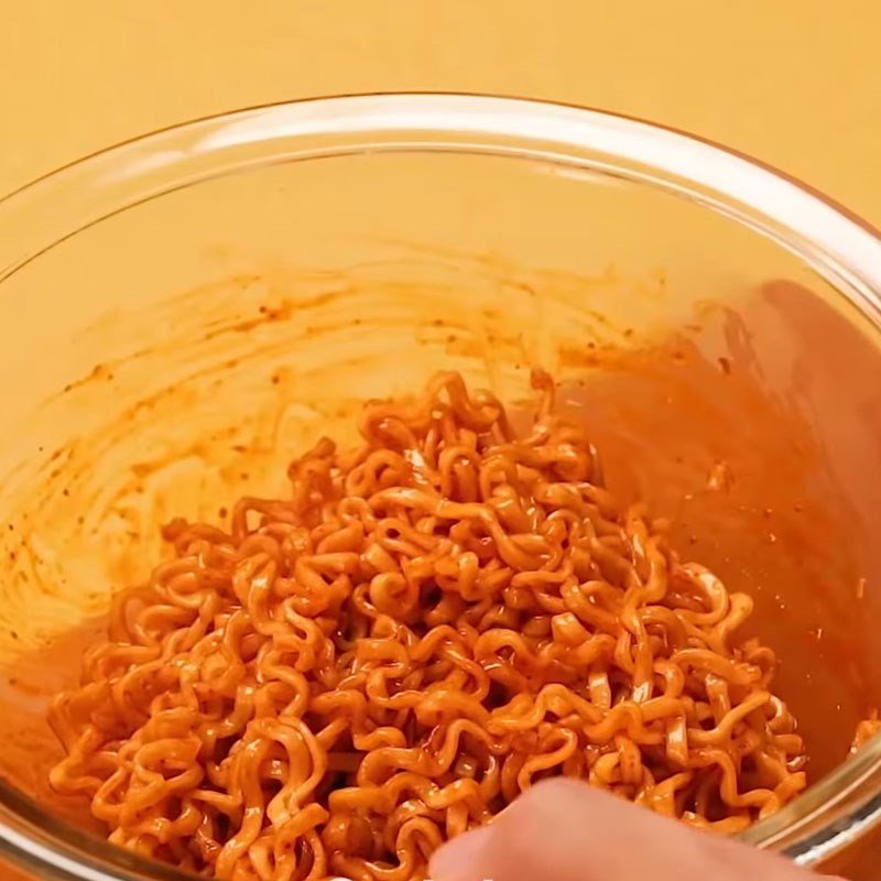 Trộn mì cay Samyang đã luộc với gói sốt gia vị