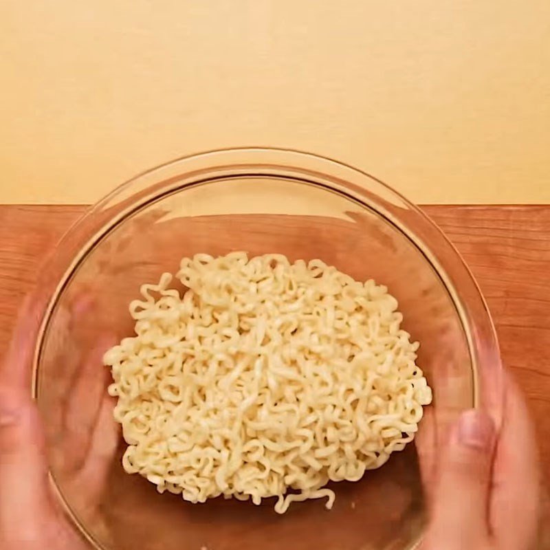 Trộn mì cay với gia vị gói sẵn để làm nhân bánh mì kẹp phô mai