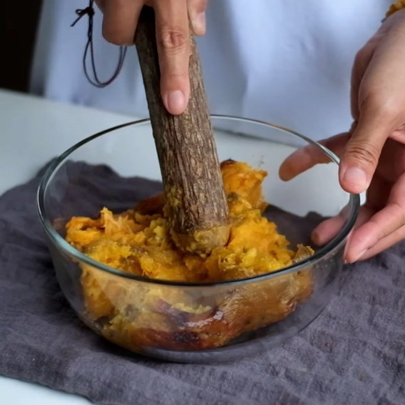 Trộn phô mai mozzarella vào nhân khoai lang cho bánh mì