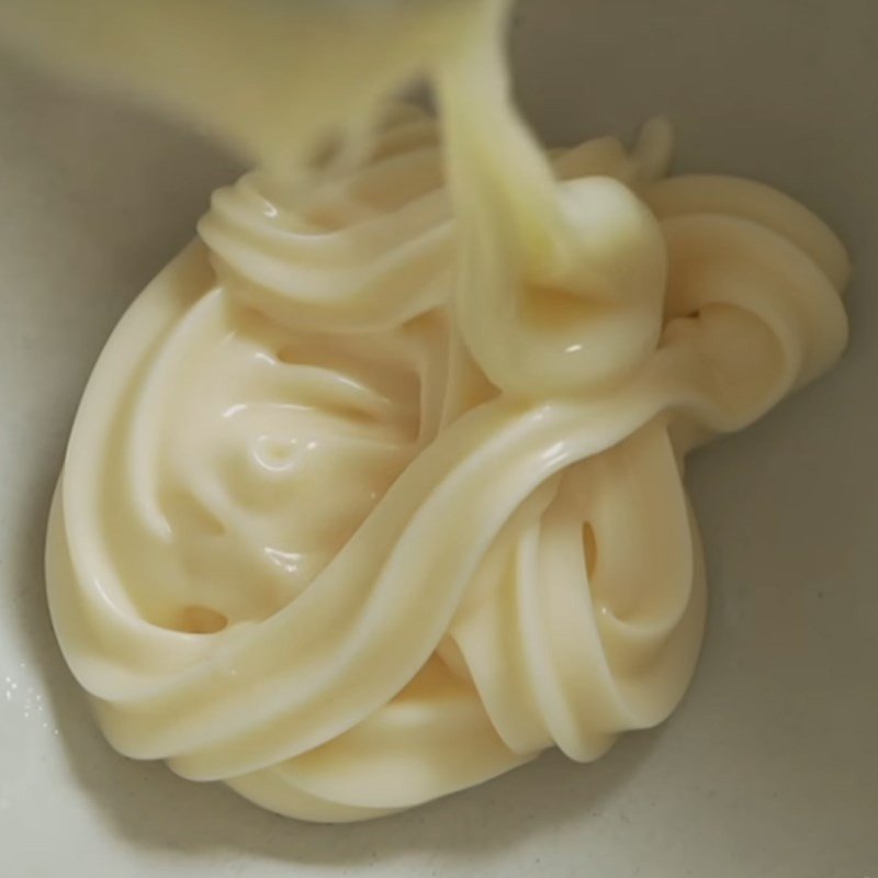 Trộn sốt mayonnaise với sữa đặc cho bánh mì sandwich kiểu Hàn