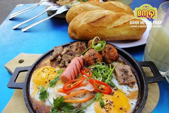 Trứng ốp la nóng hổi ăn cùng bánh mì