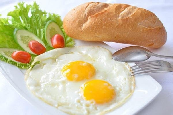 Trứng ốp lết lòng đào hấp dẫn ăn kèm bánh mì