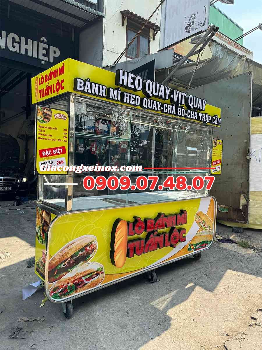 Tủ bán bánh mì heo quay với đầy đủ tiện nghi