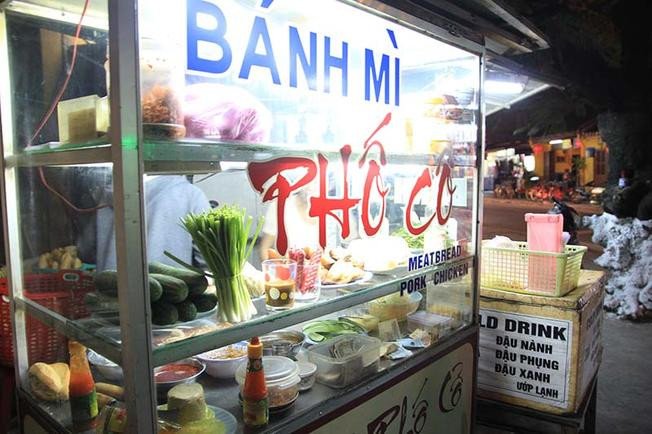 Tủ bánh mì Phố Cổ Hội An nổi tiếng với đa dạng nhân và hương vị truyền thống