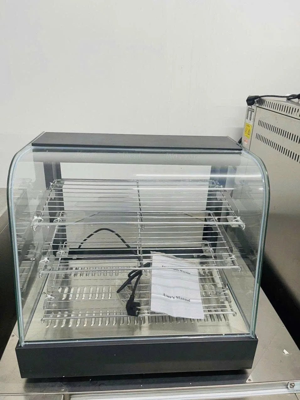 Tủ hâm nóng bánh mì với thiết kế hiện đại và tiện lợi