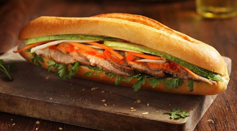 Tủ trưng bày bánh mì đa dạng, gợi lên sự chuyên nghiệp và uy tín của thương hiệu Saigonese Baguette