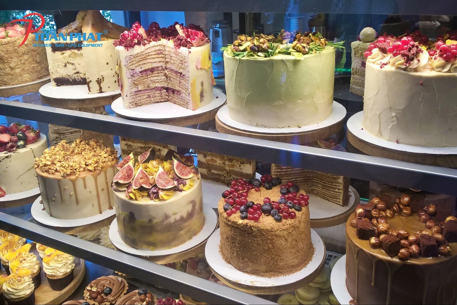 Tủ trưng bày bánh mì giúp bảo quản bánh luôn tươi mới