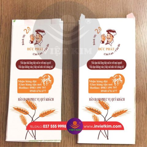 Túi giấy bánh mì kraft màu nâu với thiết kế đơn giản và logo tiệm bánh