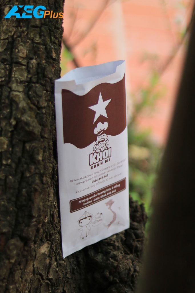 Túi giấy trắng đựng bánh mì với thiết kế tối giản