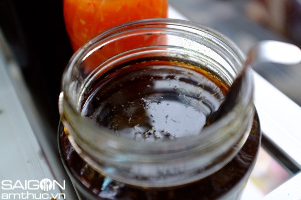 Tương đen và tương ớt đỏ rực hòa quyện, bí quyết tạo nên vị ngon đặc trưng cho bánh mì kẹp khô bò.