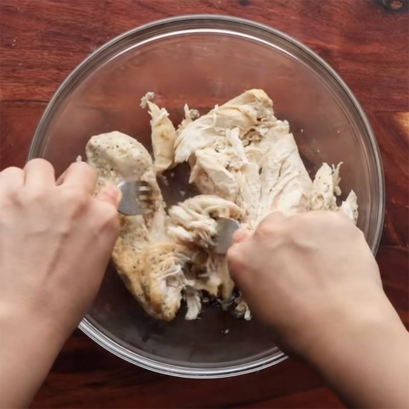 Ức gà sau khi luộc chín được xé sợi chuẩn bị làm nhân bánh mì ức gà