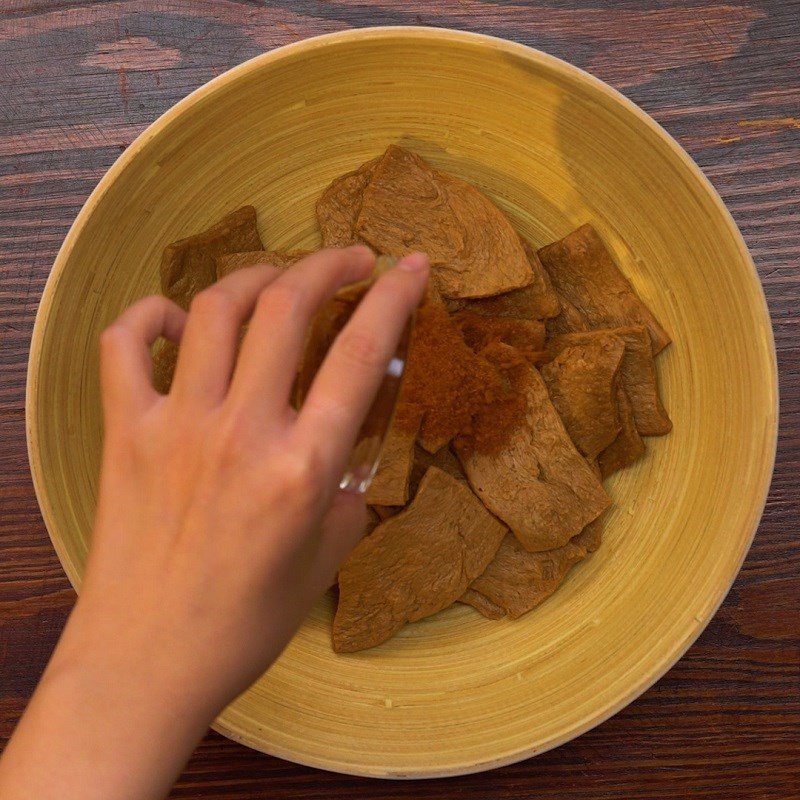 Ướp bò lát chay với gia vị đặc trưng cho món bò kho