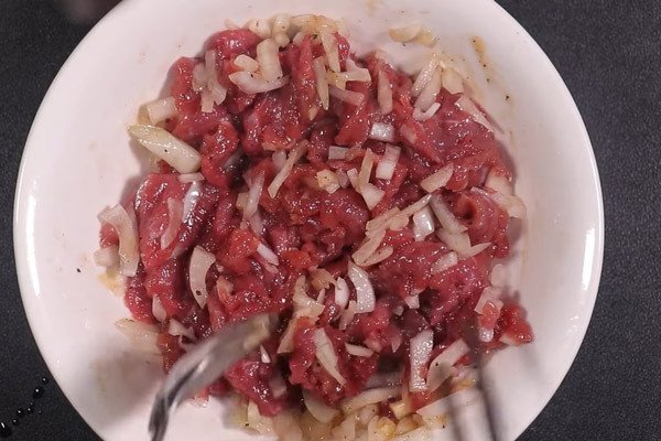 Ướp bò né ngon với các gia vị trước khi chế biến