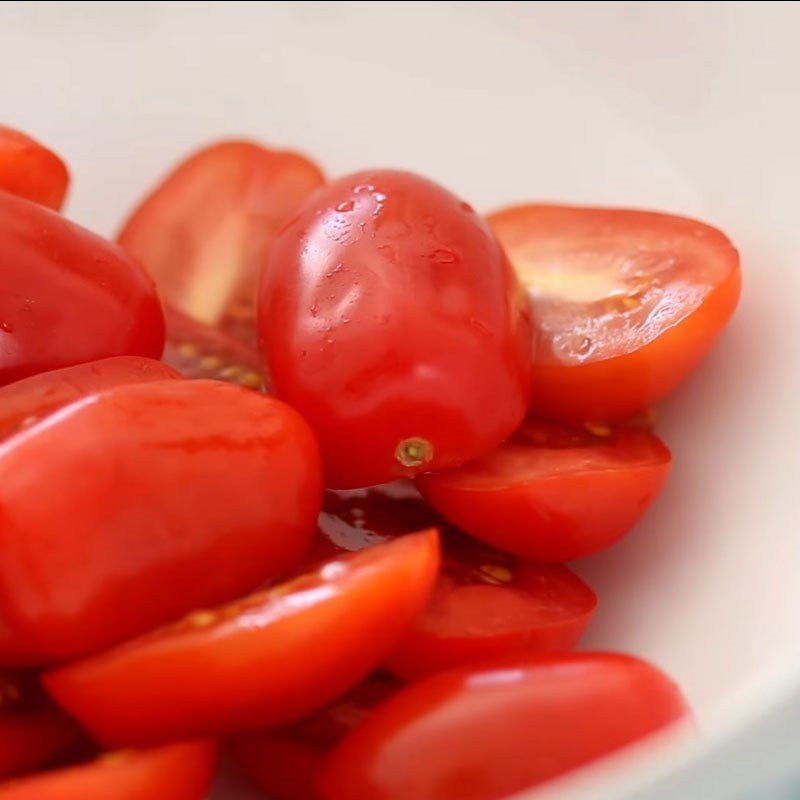 Ướp cà chua bi với tỏi, dầu ô liu và gia vị cho bánh mì kẹp phô mai