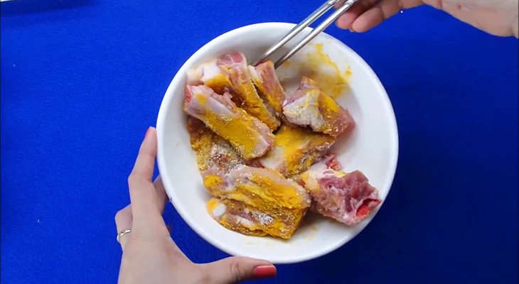 Ướp sườn heo để làm sườn nấu nấm