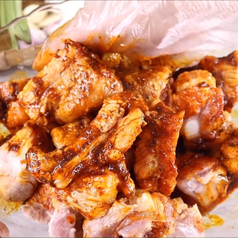 Ướp sườn heo với đầy đủ gia vị cà ri bánh mì