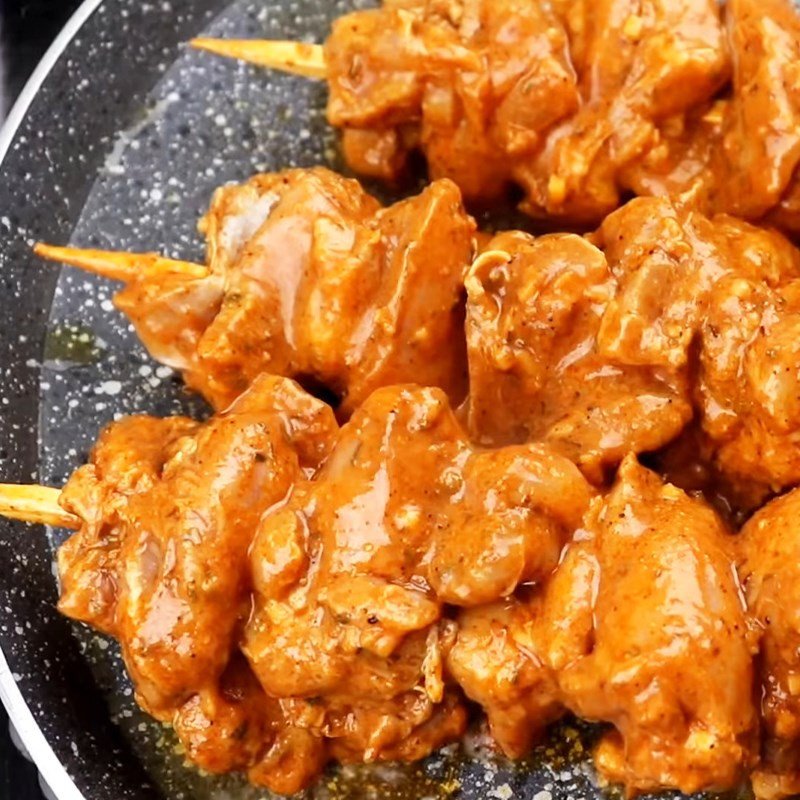 Ướp thịt gà chuẩn bị nướng làm nhân bánh mì Thổ Nhĩ Kỳ