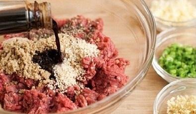 Ướp thịt heo băm với các loại gia vị truyền thống cho món bánh mì thịt nướng