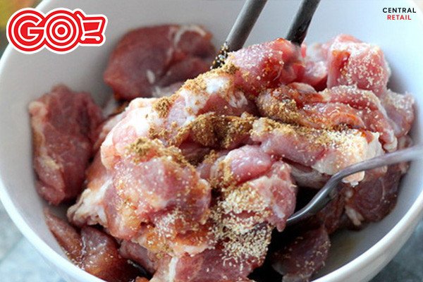 Ướp thịt heo với gia vị đậm đà