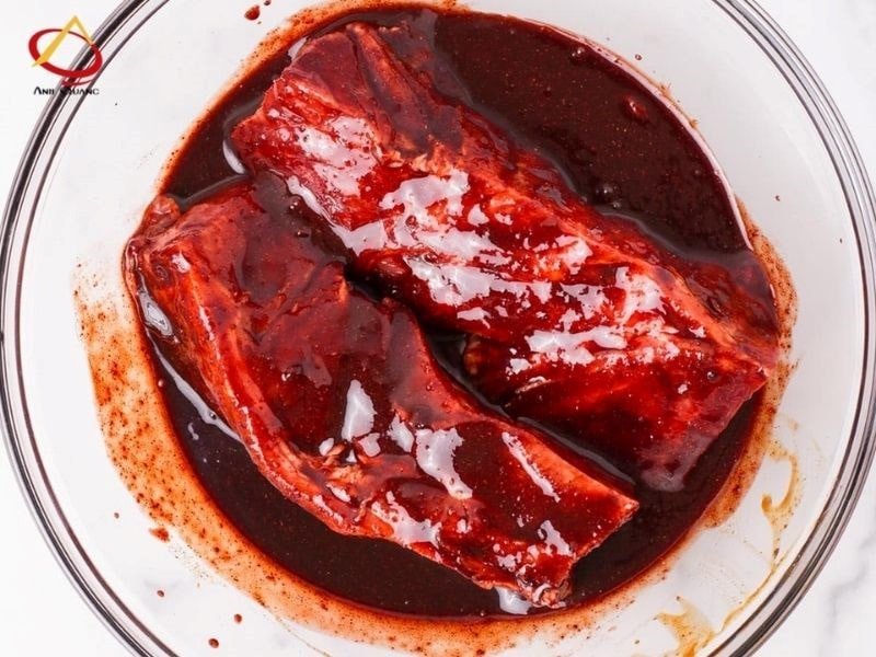 Ướp thịt xá xíu với gia vị đặc trưng để làm bánh mì kẹp thịt