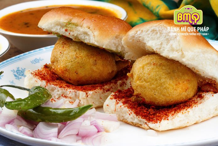 Vada Pav - món bánh mì kẹp khoai tây chiên giòn từ đường phố Mumbai