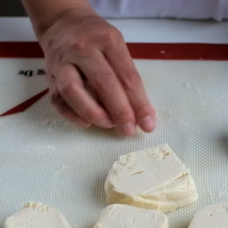 Vê tròn các viên bột vỏ bánh mì khoai lang phô mai