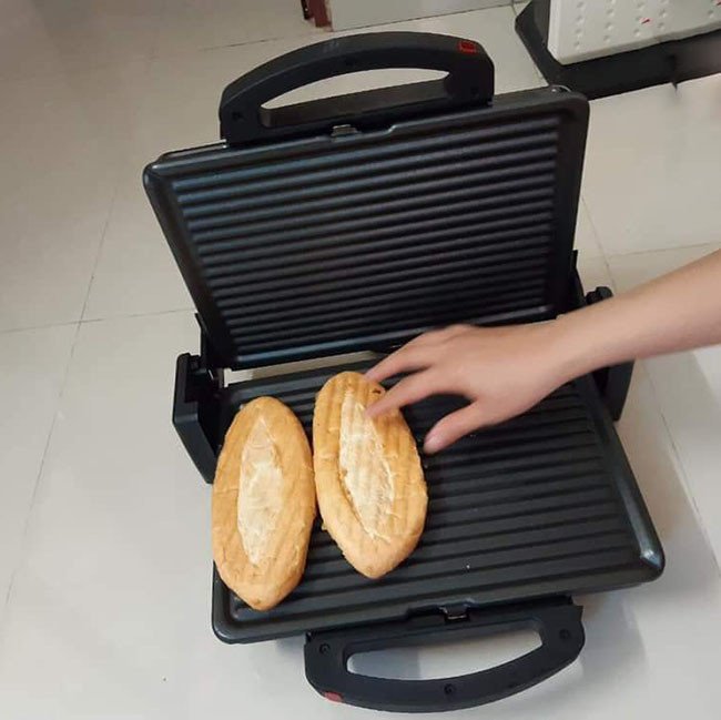 Vỉ nướng chống dính của máy kẹp bánh mì giúp bánh chín đều