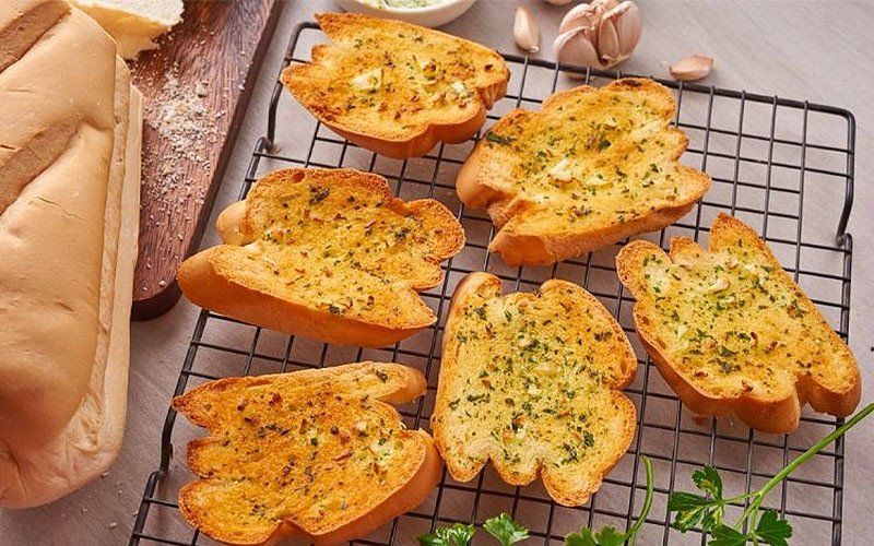 Việc ăn bánh mì sấy bơ tỏi có thể gây tăng cân nếu không kiểm soát khẩu phần