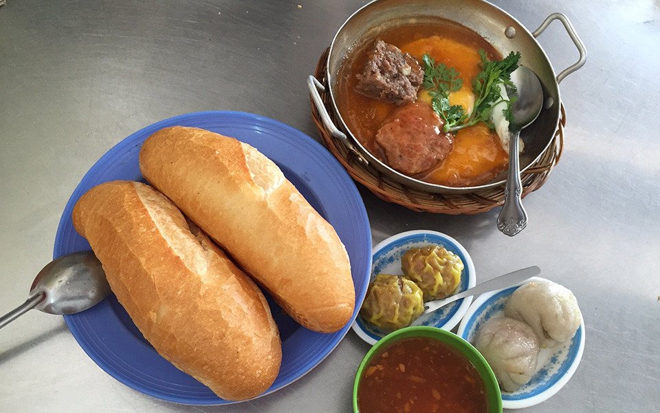 Viễn Hưng nổi bật với bánh mì chảo Cần Thơ cùng bột chiên