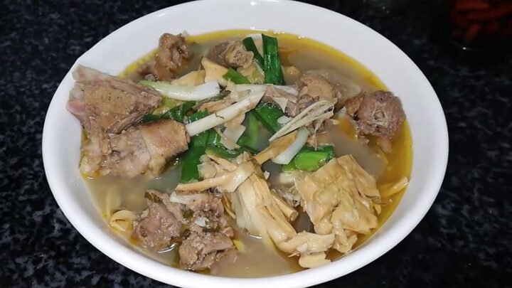 Vịt nấu măng khô ăn bánh mì