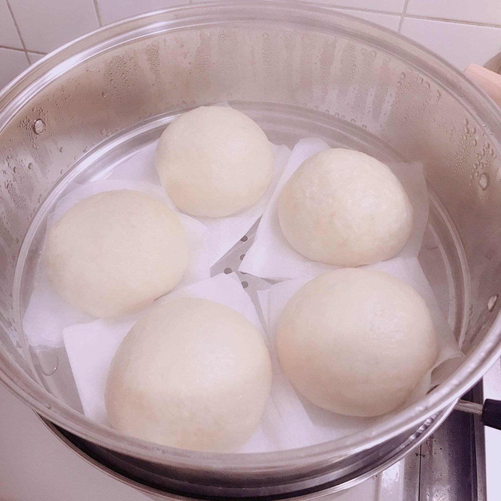 Vỏ bánh bao mềm mịn sau khi nhào bằng máy làm bánh mì Zojirushi chuẩn bị nặn