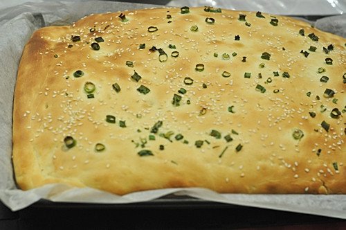 Vỏ bánh mì cuộn trứng mới ra lò, đang được để nguội một chút trước khi thực hiện các bước tiếp theo.