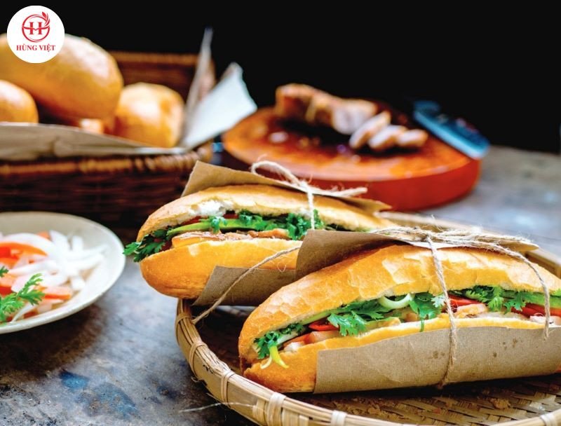 Vỏ bánh mì Sài Gòn giòn tan, vàng ươm, phần ruột mềm mại hấp dẫn