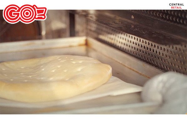 Vỏ bánh mì tam giác đang được nướng vàng ruộm bên trong lò nướng với nhiệt độ chuẩn.