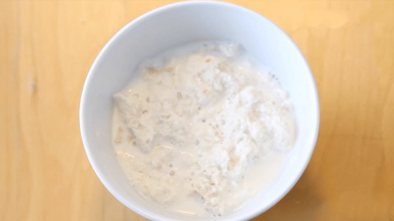 Vụn bánh mì được ngâm sữa tươi