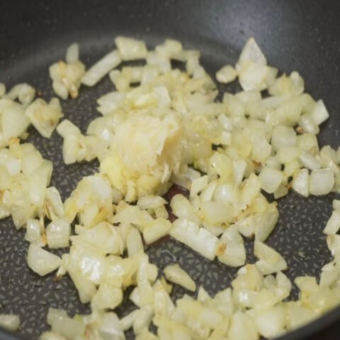 Xào hành tây, gừng và tỏi để làm nhân bánh mì cà ri