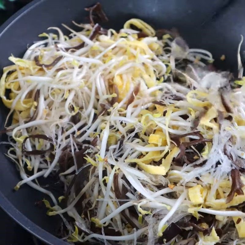 Xào rau củ trong chảo lớn để tạo nhân đậm đà cho món bánh mì rau Hải Phòng