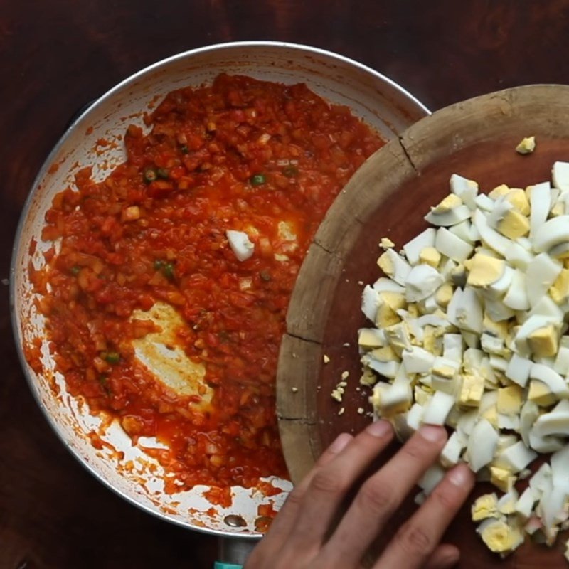 Xào rau củ và trứng để làm nước sốt cà ri Ấn Độ