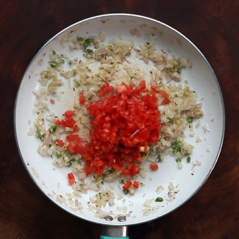 Xào rau củ và trứng với gia vị cà ri cho bánh mì sandwich tam giác