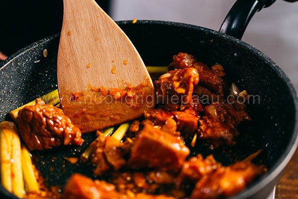 Xào săn thịt bò để chuẩn bị cho món bò kho bánh mì thơm ngon