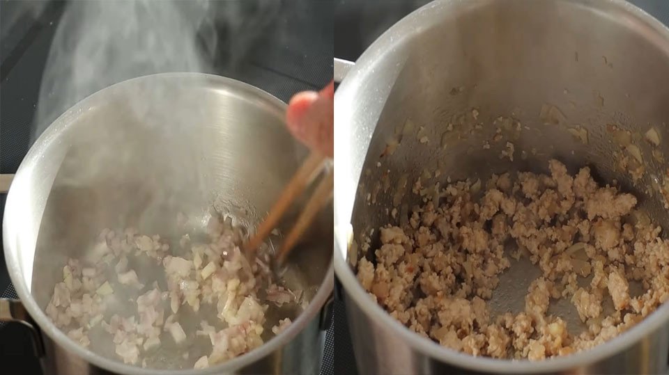 Xào thịt xay và hành tỏi cho sốt bánh mì