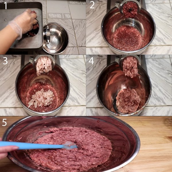 Xay nhuyễn gan và thịt trong công thức làm pate bánh mì