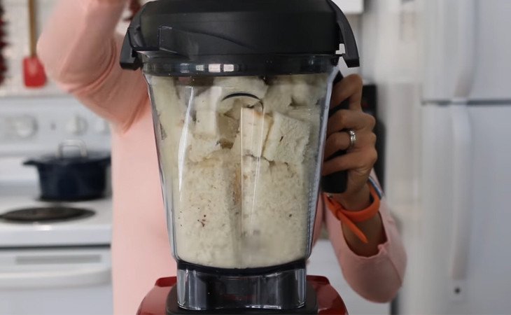 Xay vụn bánh mì để làm bột chiên giòn