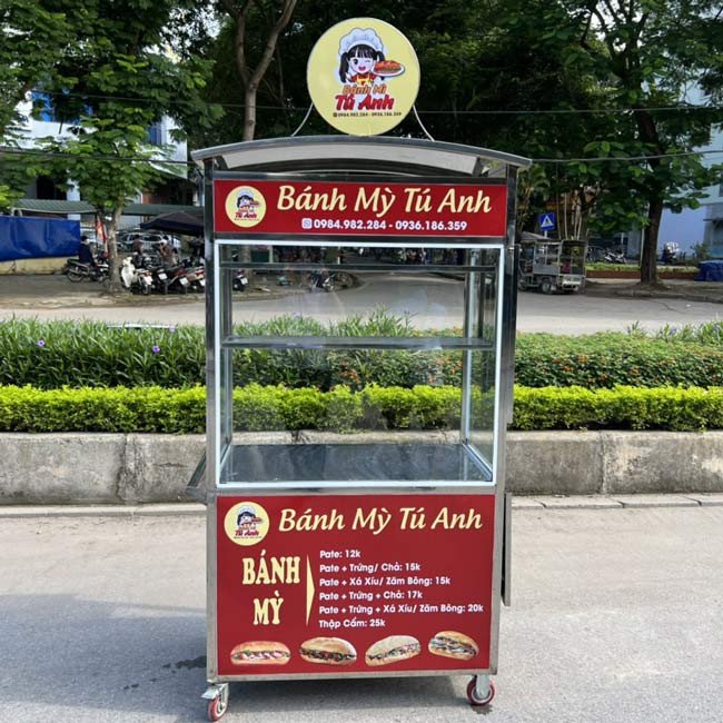 Xe bán bánh mì tông màu đỏ rực rỡ, thu hút sự chú ý từ xa trên phố đông đúc