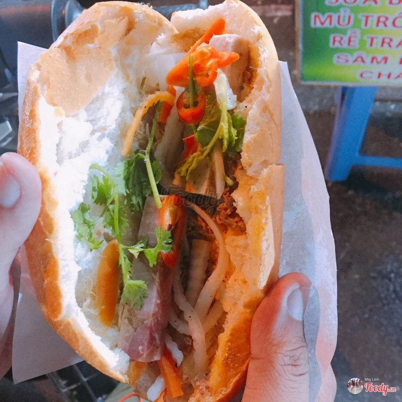 Xe bánh mì Ba Cô tấp nập khách hàng
