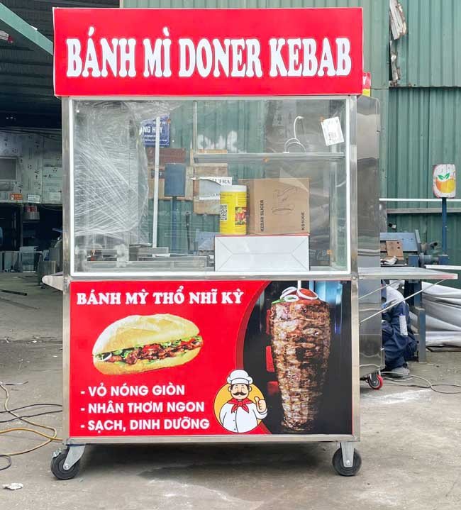 Xe bánh mì doner kebab chuẩn Thổ Nhĩ Kỳ với lò nướng thịt quay đứng.